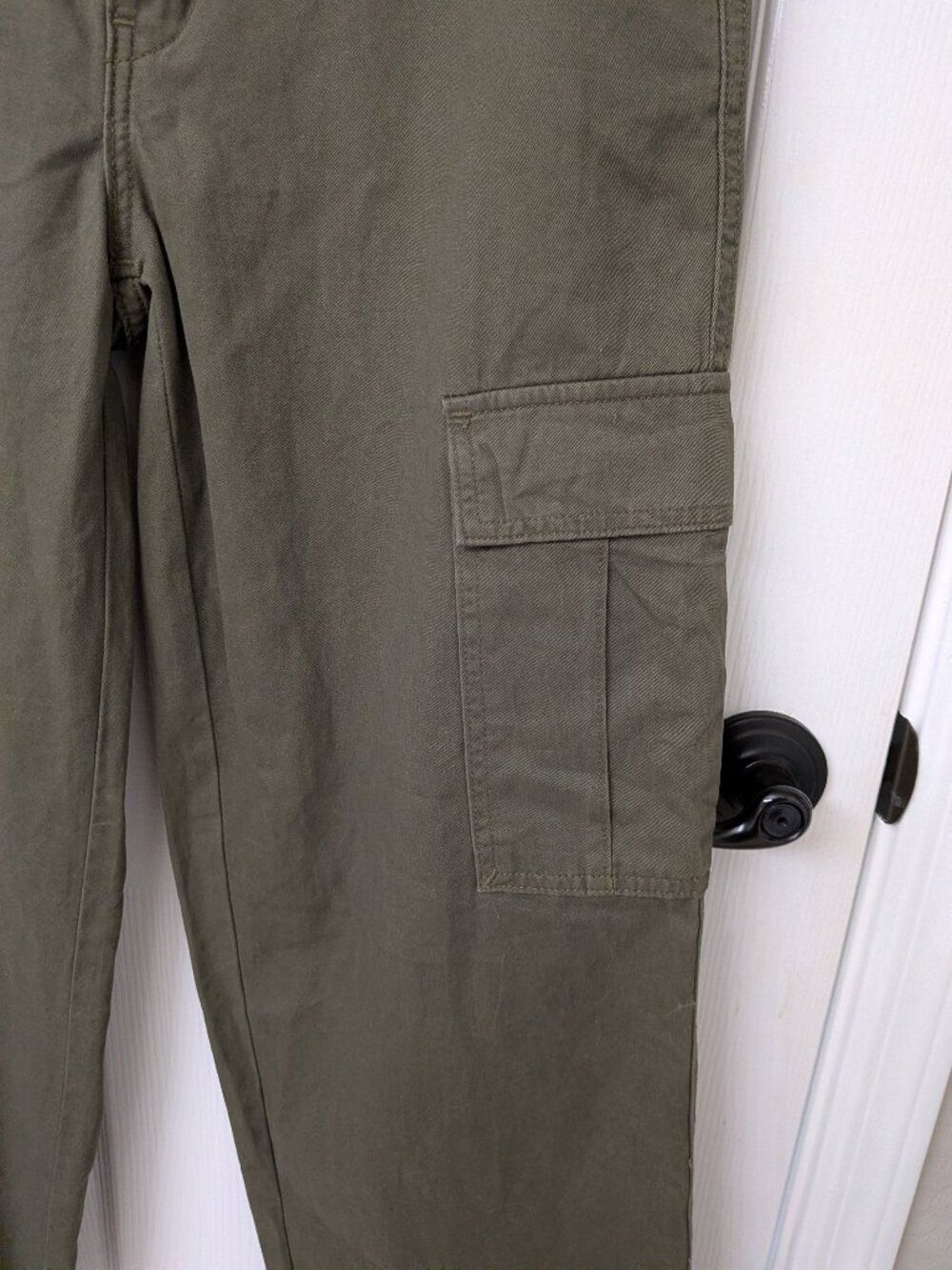 Levi's Women's Mid-Rise 94's Baggy Jeans Cargo in Army Green | 27x30 - Picture 4 of 9